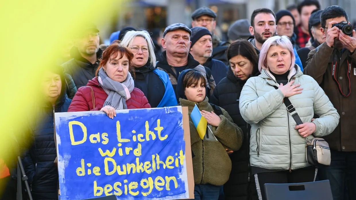 Ukrainer singen am zweiten Jahrestag des Kriegsbeginns in Halle ihre Nationalhymne.