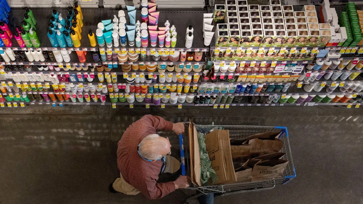 Alles wird teurer: Eine Mann schiebt einen Einkaufswagen durch einen Supermarkt in Manhattan.