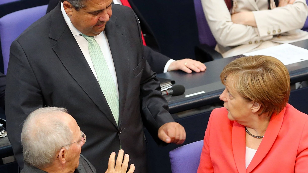 Finanzminister Schäuble, SPD-Chef Gabriel und Kanzlerin Merkel nach der Regierungserklärung der Kanzlerin im Bundestag