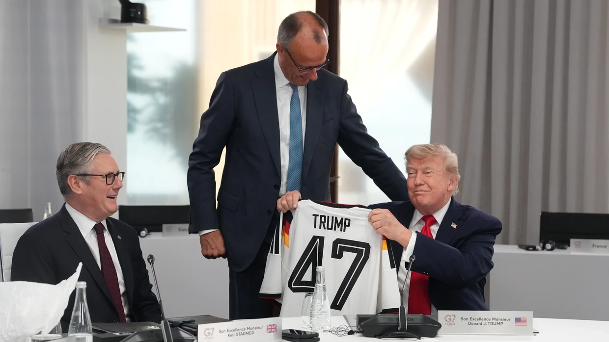 Bundeskanzler Friedrich Merz überreicht ein Fußballtrikot der deutschen Nationalmannschaft an US-Präsident Donald Trump