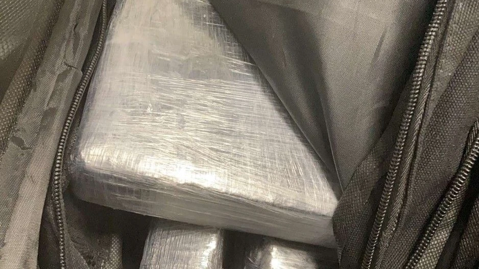 In einem geöffneten Koffer liegen am Nürnberger Flughafen Kokainziegel, die mit Frischhaltefolie umwickelt sind.