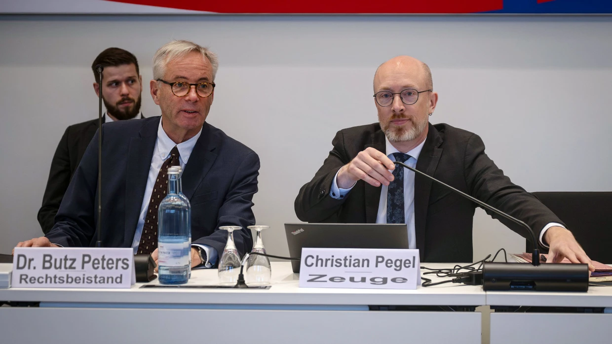 Minister Christian Pegel (rechts) neben seinem Rechtsbeistand im Untersuchungsausschuss