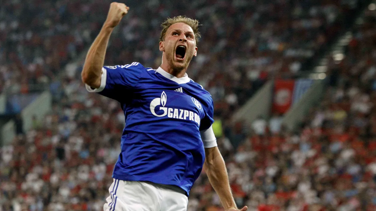 Raus mit der Freude: Höwedes köpft Schalke in Piräus wuchtig mit 1:0 in Führung