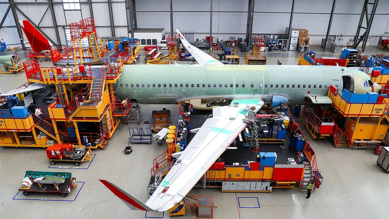 Airbus-Mitarbeiter bauen im Werk in Finkenwerder einen A320 zusammen.