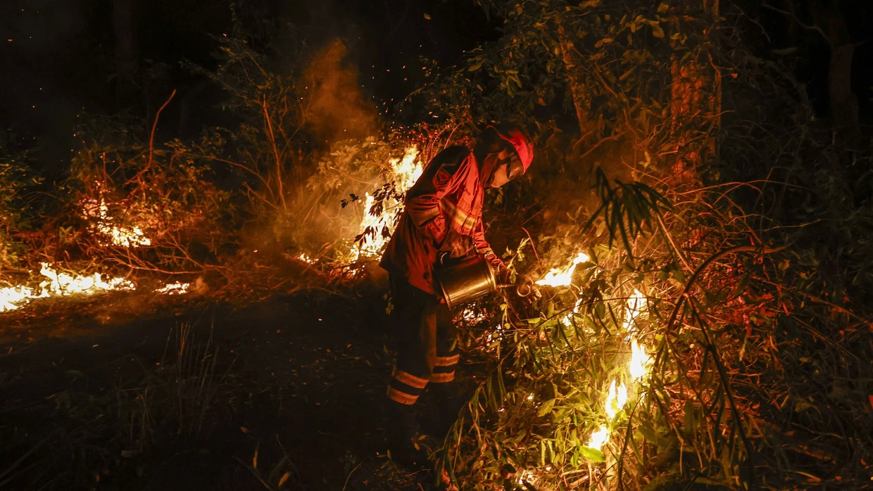 Eine Feuerwehrkraft löscht einen Brand im brasilianischen Corumba.