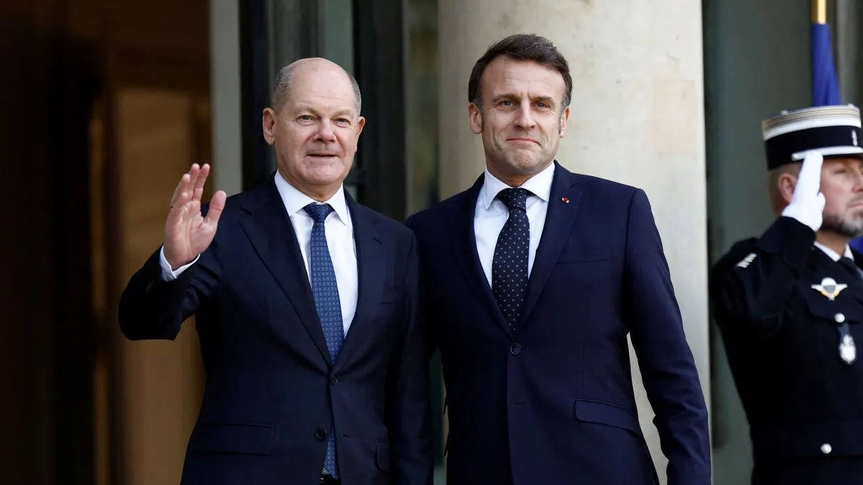 Bundeskanzler Olaf Scholz und der französische Präsident Emmanuel Macron auf dem Ukrainegipfel am Montag in Paris