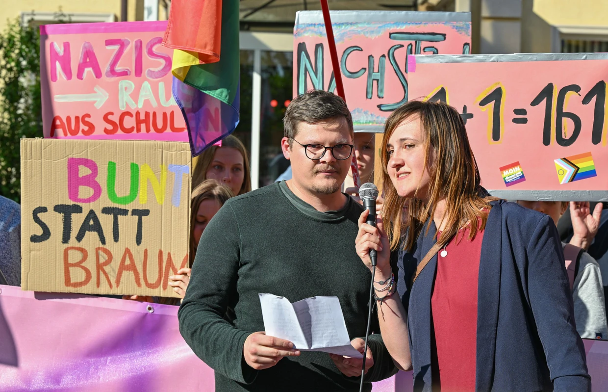Max Teske und Laura Nickel im Mai 2023 bei einer Demo. Öffentliche Solidaritätsbekundungen stehen im Kontrast zu dem Hass, den sie vor Ort erleben.