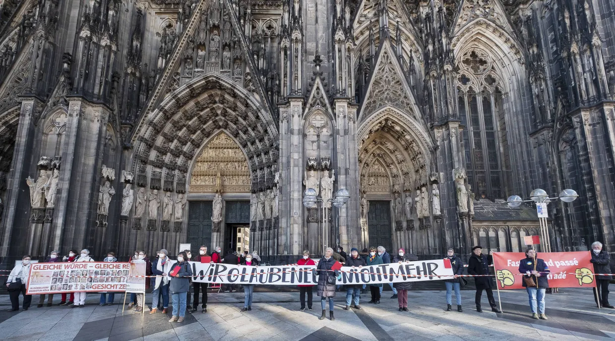 Am Tag der offiziellen Rückkehr Woelkis nach einer „geistlichen Auszeit“ protestieren am 3. März 2022 mehrere hundert Menschen gegen den Kölner Kardinal.