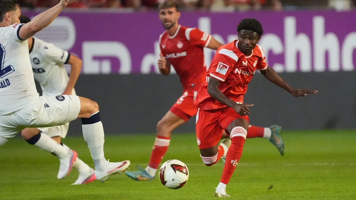 Enges Duell: Kaiserslauterns Ibrahim Kanate (r.) im Zweikampf gegen Christoph Kobald vom Karlsruher SC.