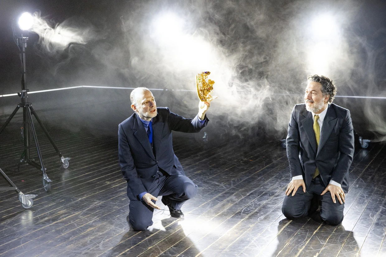 Where is the crownless king? Scene from Ivo van Hove's “Hamlet” in Paris