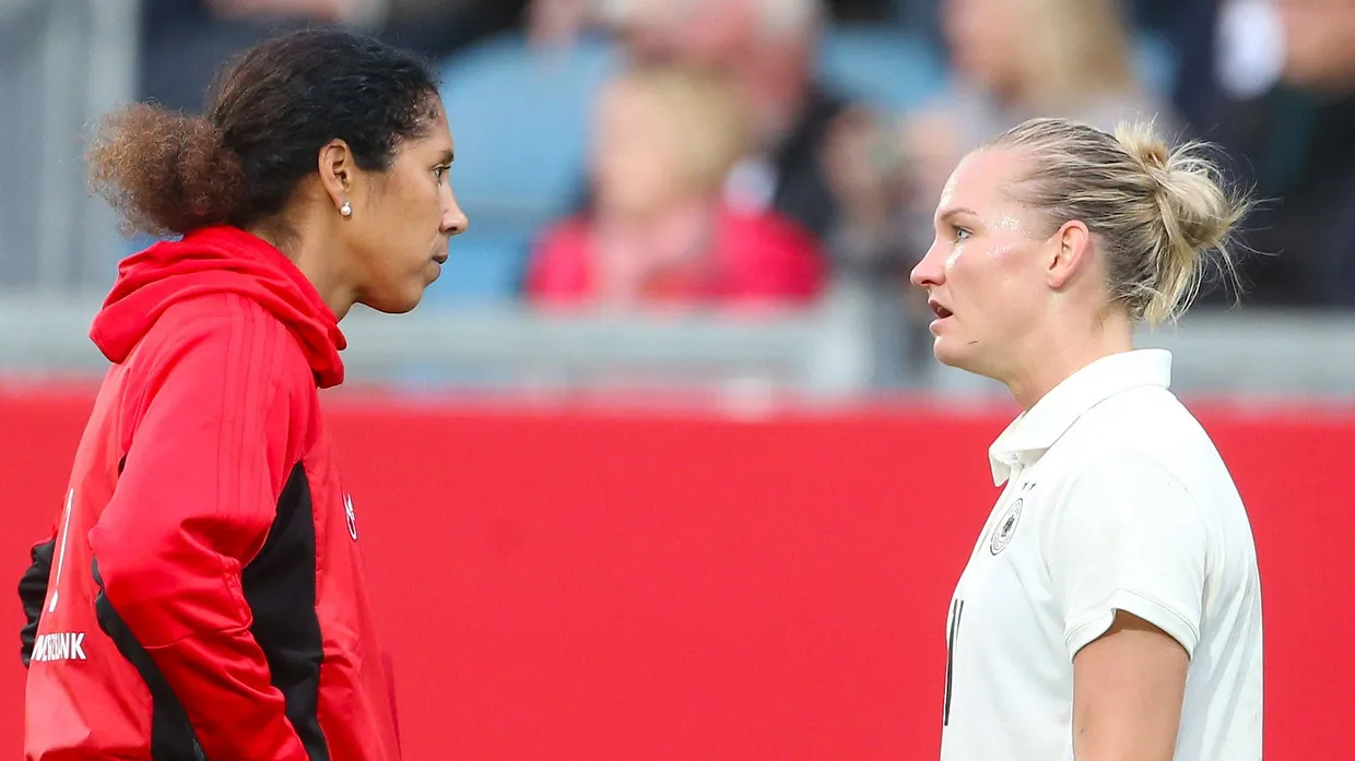 Knallt es? Bundestrainerin Steffi Jones mit Alexandra Popp (r.)