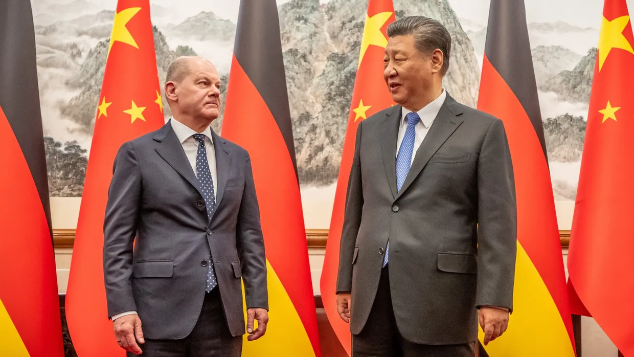 Bundeskanzler Olaf Scholz (SPD) wird von Chinas Staatschef Xi Jinping am Dienstag im Staatsgästehaus in Peking empfangen.
