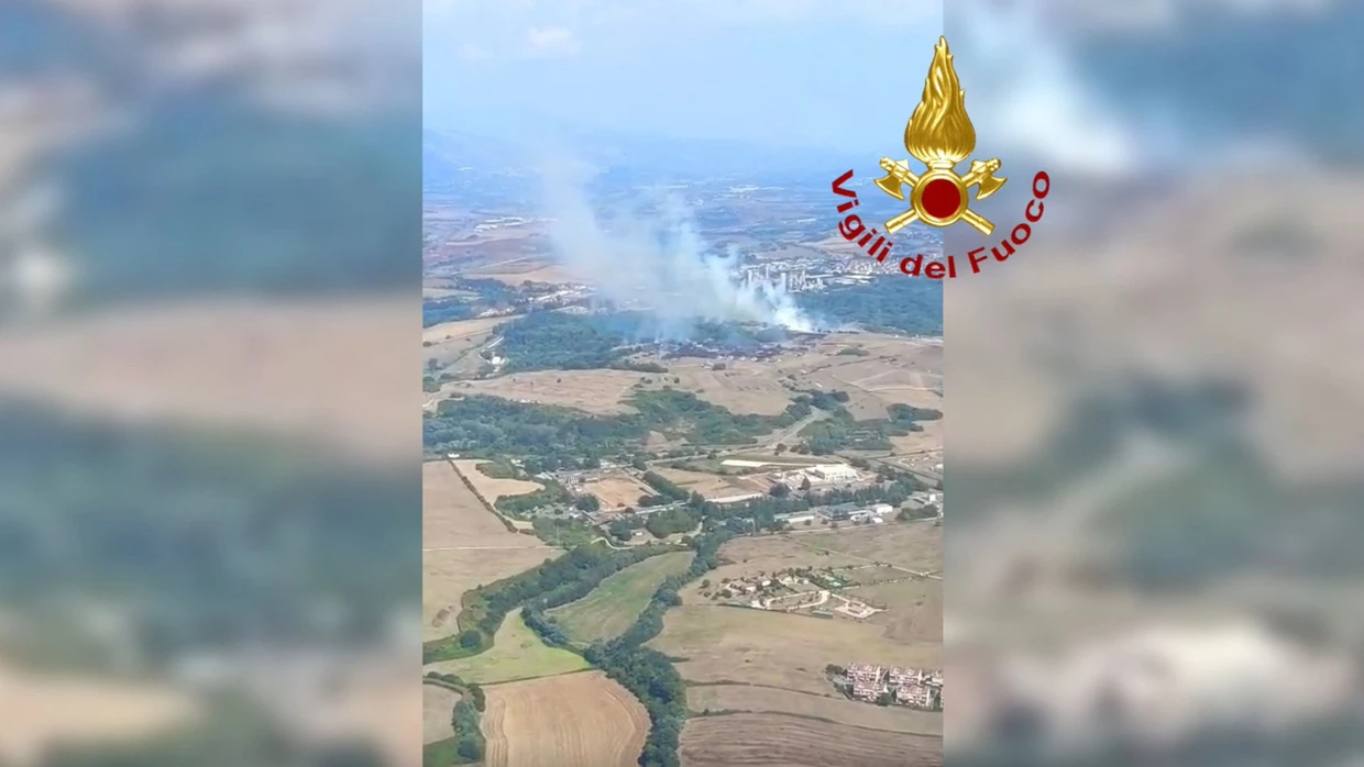 Ein Bildausschnitt aus einem Video der italienischen Feuerwehr zeigt Rauch, der aus der Munitionsfabrik in der Nähe von Colleferro in Italien aufsteigt.