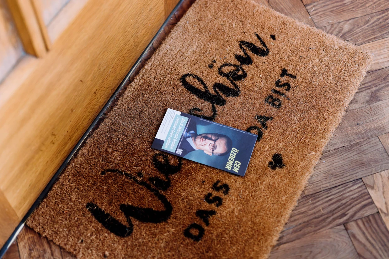 Ein Flyer der baden-württembergischen Grünen vor einer Wohnungstür in Freiburg