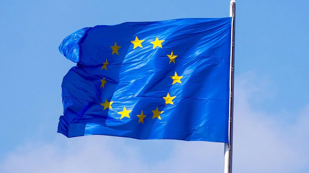 Die Flagge der Europäischen Union (EU) auf dem Reichstagsgebäude weht im Wind (Symbolbild).