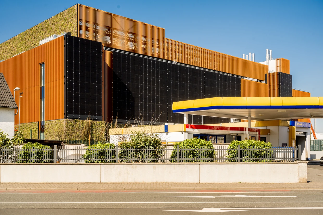 Immer noch hoch, aber mit Holz, Solarpaneelen und Grünflächen gestaltet: das FRA31 genannte Rechenzentrum von Vantage Data Centers in Raunheim