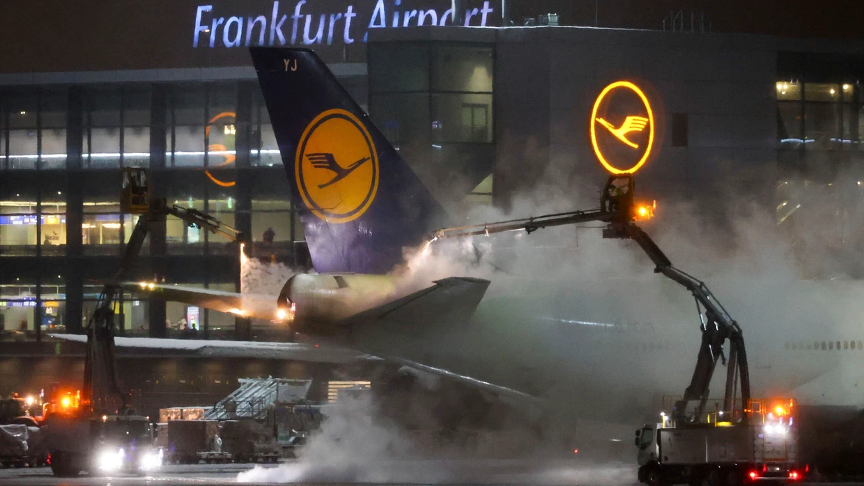 Eine Boeing 747 der Lufthansa wird am Frankfurter Flughafen enteist.