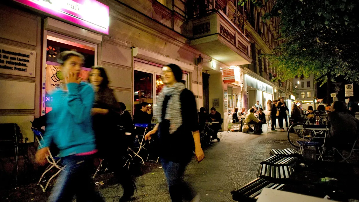 Beliebte Weserstraße: Die Restaurantmeile im Berliner Stadtteil Neukölln wandelt sich vom sozialen Brennpunkt zum Trendviertel