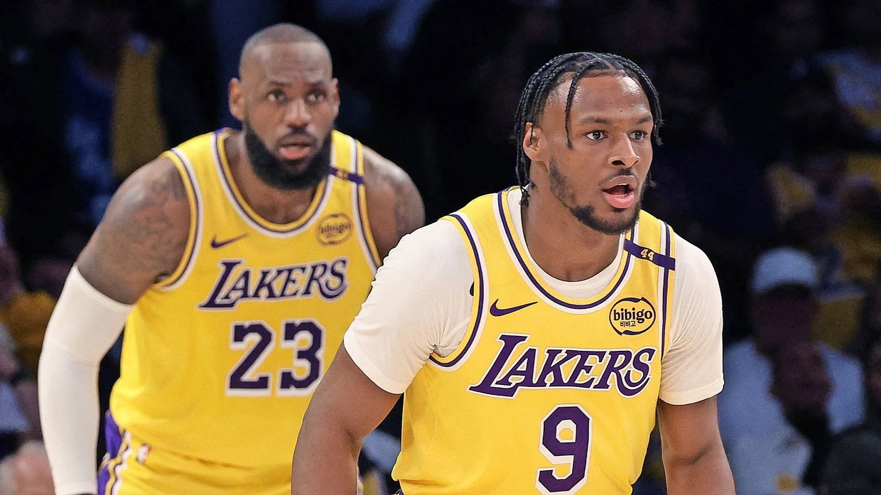 Im Fokus: LeBron und sein Sohn Bronny James (rechts) müssen in den Play-offs punkten, ehe Luka Dončić womöglich nach seiner Verletzung wieder eingreifen kann.