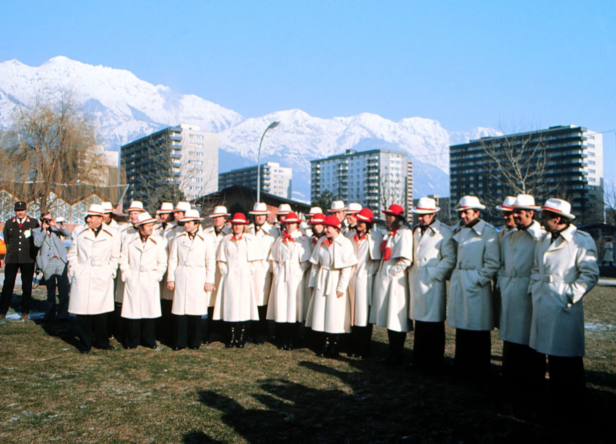 Das österreichische Olympiateam in ihrer Olympiakleidung 1976
