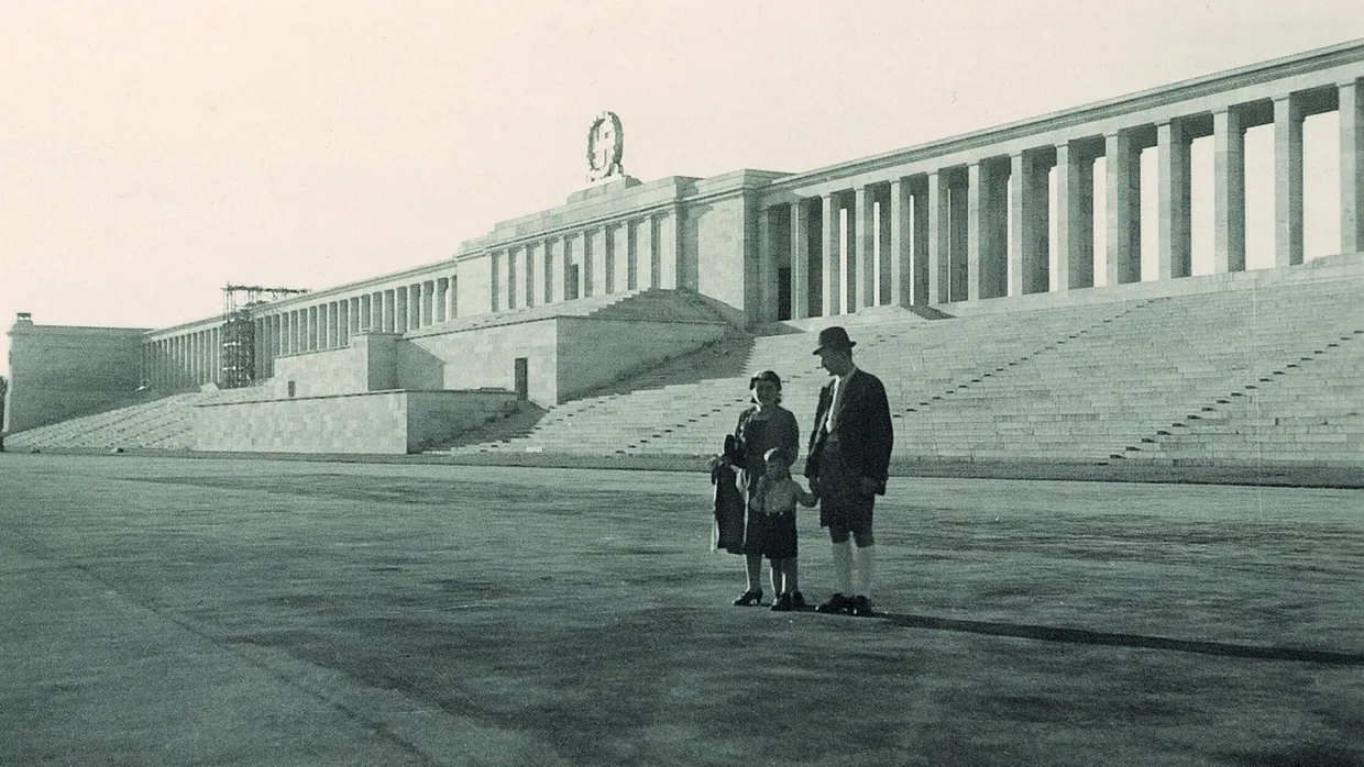 Das alles war auf Pump gebaut: Ehepaar mit Kind im Januar 1939 auf dem Vorplatz des Nürnberger Reichsparteitagsgeländes