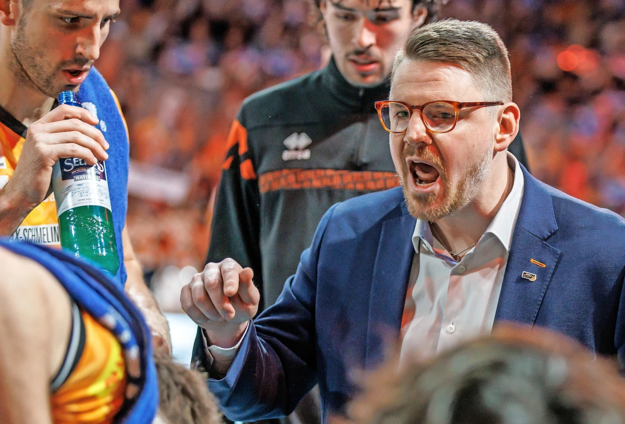 Plötzlich Cheftrainer: Markus Steuerwald (r.) gibt die Richtung vor.
