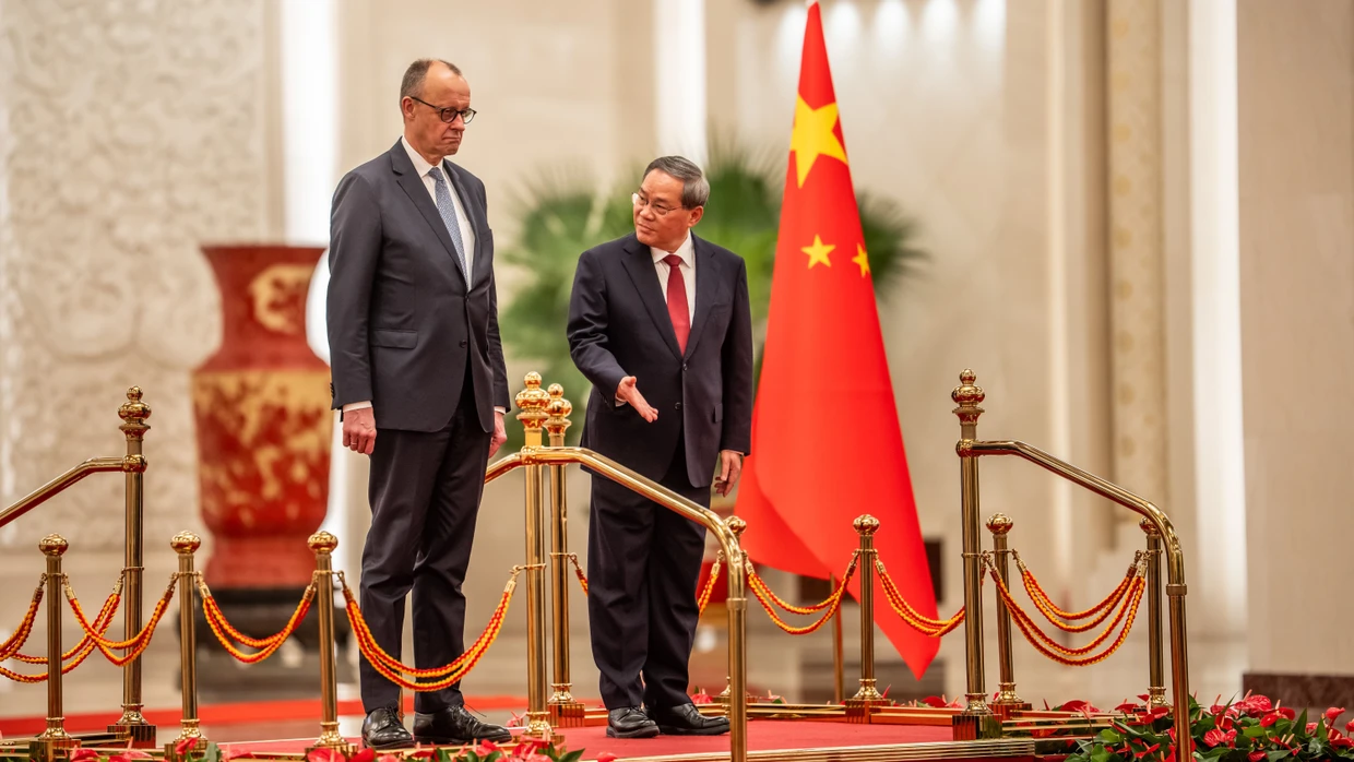 Bundeskanzler Friedrich Merz wird von Chinas Ministerpräsident Li Qiang begrüßt.