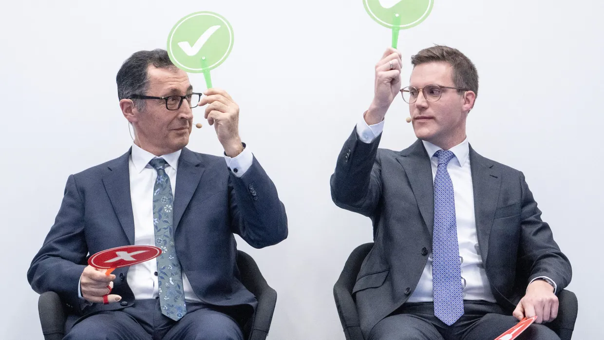 Die baden-württembergischen Spitzenkandidaten von Grünen und CDU, Cem Özdemir (links) und Manuel Hagel, bei einer Schnellfragerunde auf dem Industrie- und Handelskammertag am Donnerstag in Stuttgart