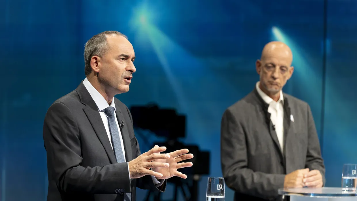 Vor der Landtagswahl in Bayern: Der Spitzenkandidat der Freien Wähler, Hubert Aiwanger (links), und der Spitzenkandidat der AfD, Martin Böhm, am 4. Oktober 2023 bei einer Fernsehdebatte des BR in Nürnberg