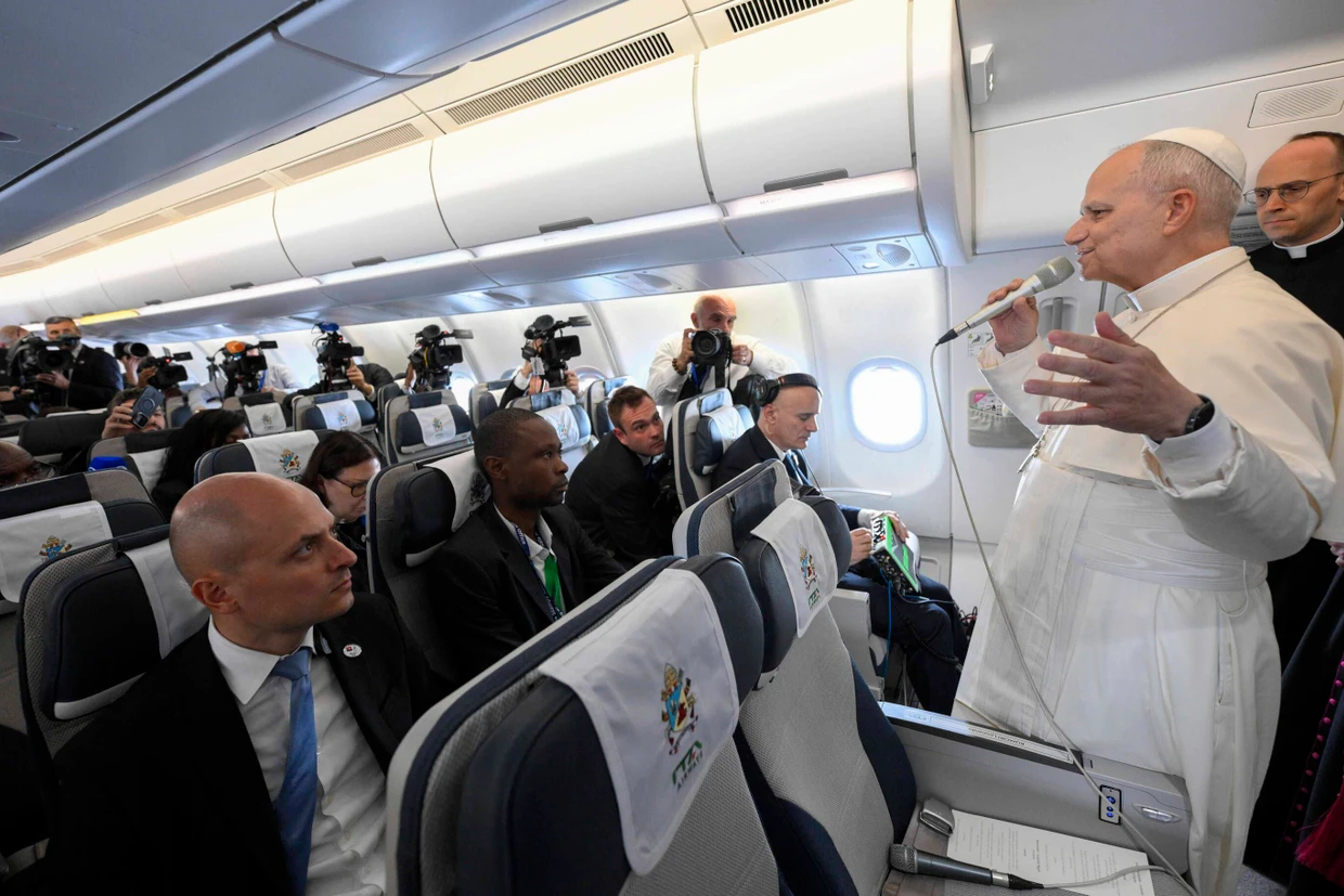 Papst Leo XIV. im Flieger auf dem Weg von Kamerun nach Angola.