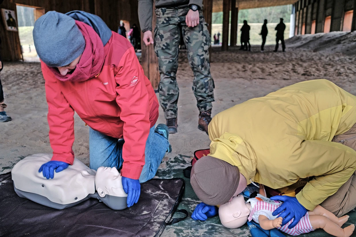 Die Zivilisten trainierenn, Menschen wiederzubeleben.