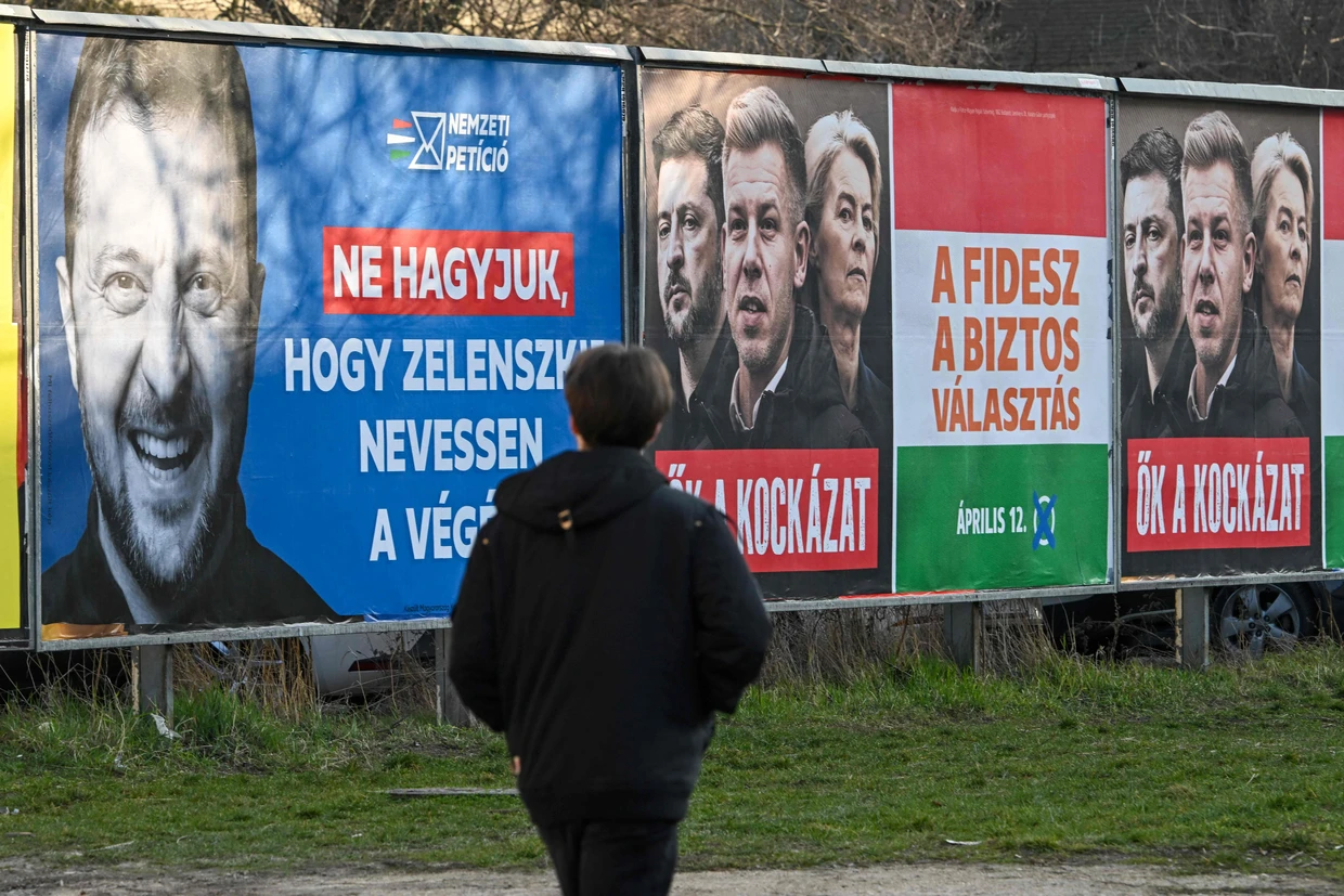 Orbans Wahlkampf richtet sich gegen Brüssel und Kiew: Wahlplakate in Ungarn
