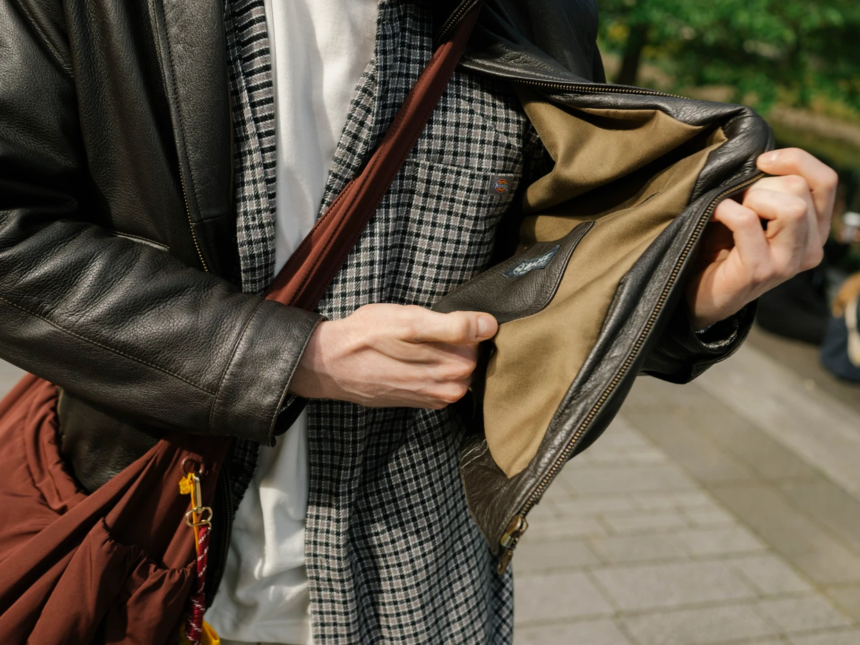 Die Marke der Vintage-Lederjacke? Krüger - war Sven bis jetzt auch unbekannt.