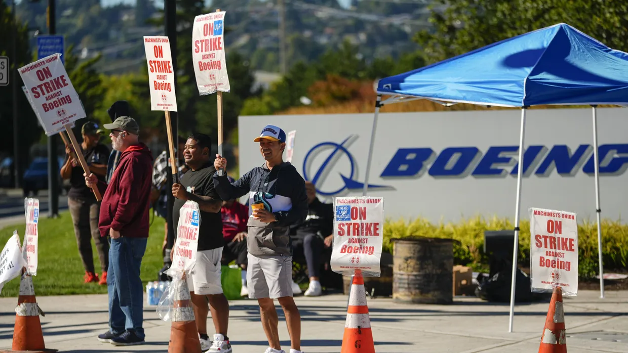 Unzufriedenheit trotz angebotener Gehaltserhöhung: Mitarbeiter von Boeing setzen ihren Streik vor einem Werk im US-Bundesstaat Washington fort.