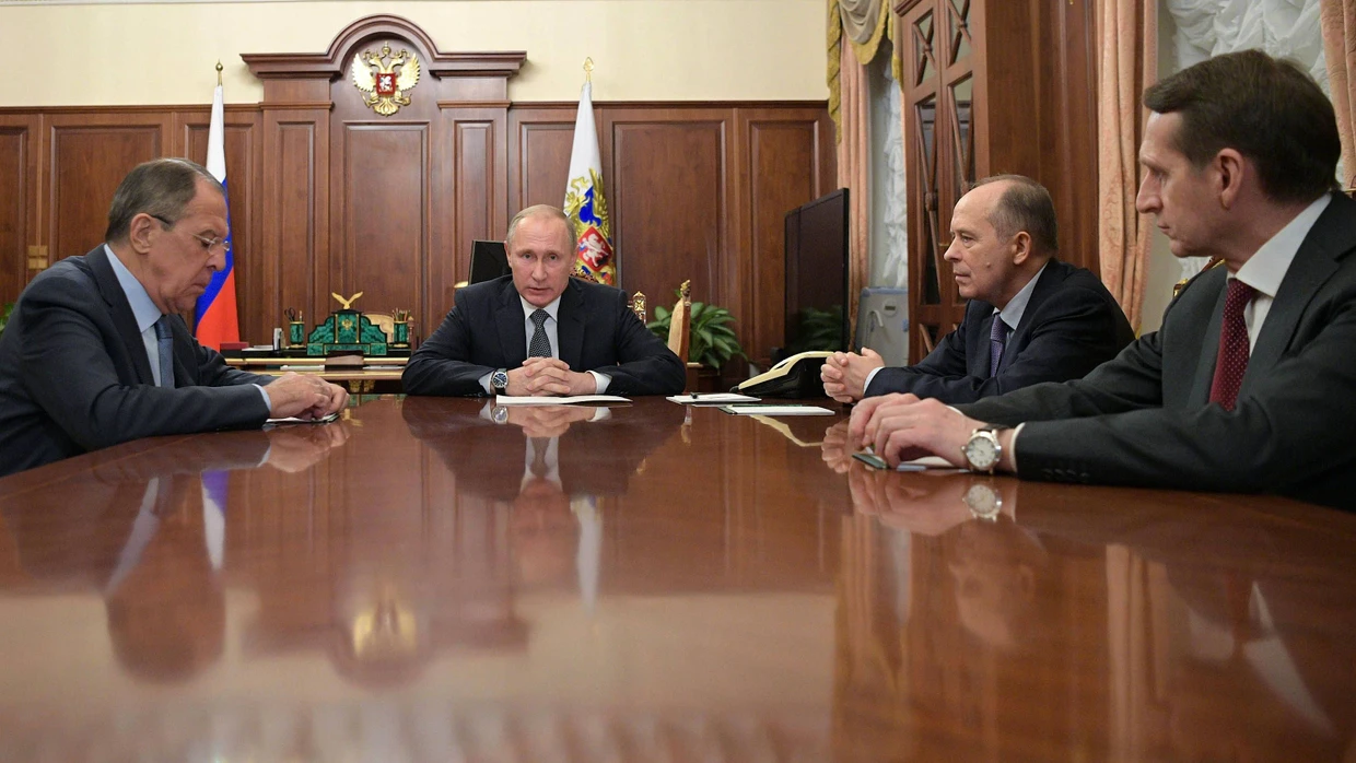 Russlands Präsident Putin mit seinem Außenminister und den Chefs der größten Geheimdienste am Montag im Kreml