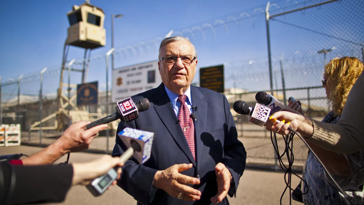 Wegen seines harten Umgang mit Gefangenen – insbesondere mit Migranten – erhielt Joe Arpaio den Beinamen „Härtester Sheriff Amerikas“.