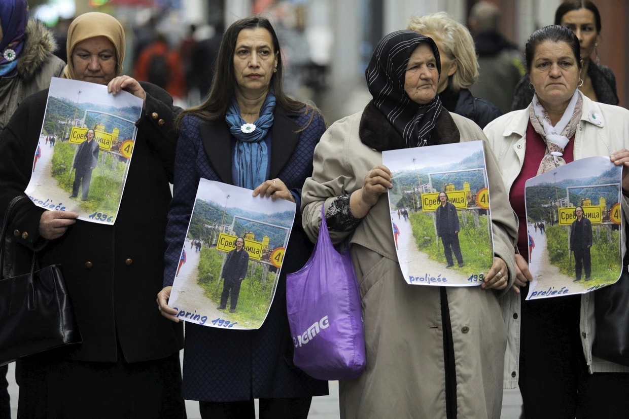 Angehörige der bosnischen Opfer des Genozids von Srebrenica protestieren am 5. November 2019 gegen den Nobelpreis für Peter Handke vor der schwedischen Botschaft in Sarajevo.
