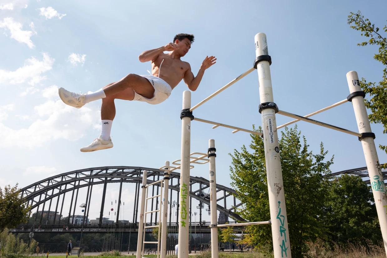 Im Frankfurter Hafenpark stehen Calisthenics-Stangen bereit. Einsteiger können hier kostenfrei den Sport ausprobieren.