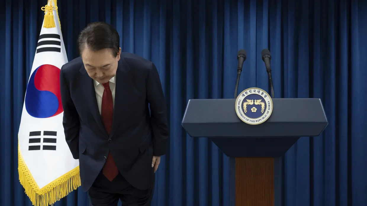 Südkoreas Präsident Yoon Suk-yeol verbeugt sich am Ende seiner Ankündigung im Präsidialamt in Seoul am Samstag