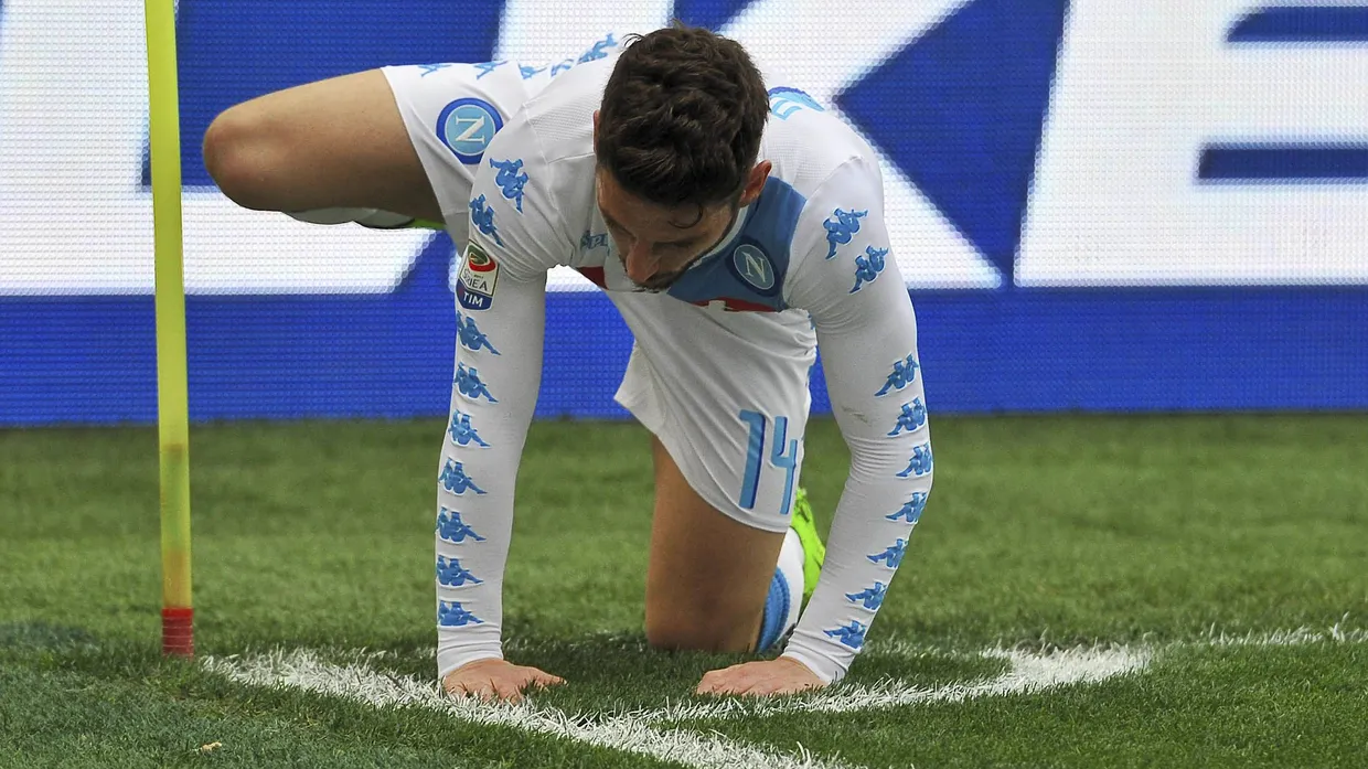 Auf den Hund gekommen: Dries Mertens vom SSC Neapel.