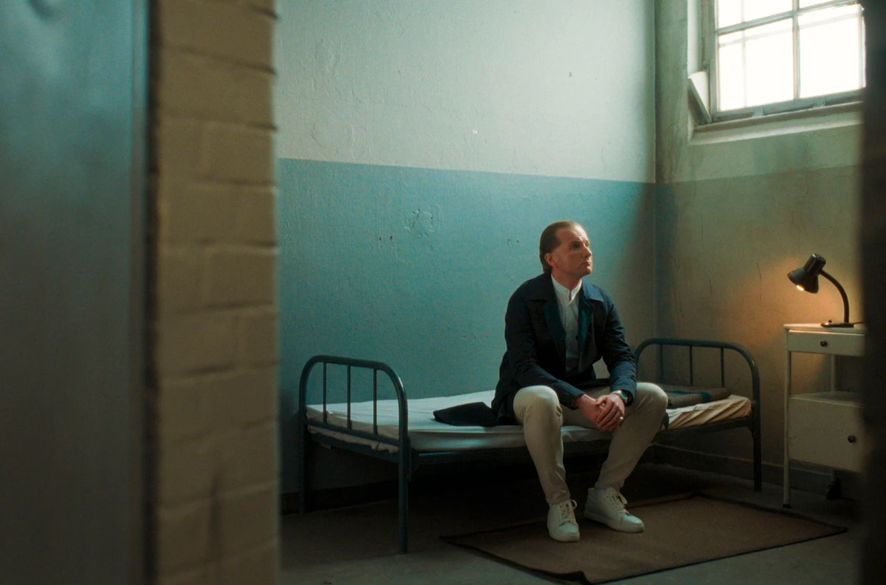 2022 wird Hendrik Holt gemeinsam mit weiteren Beteiligten wegen bandenmäßigen Betrugs zu einer langjährigen Haftstrafe verurteilt. Holt befindet sich zurzeit im offenen Vollzug.&nbsp; Bild: SWR/Frisbeefilms/Jürgen Rehberg