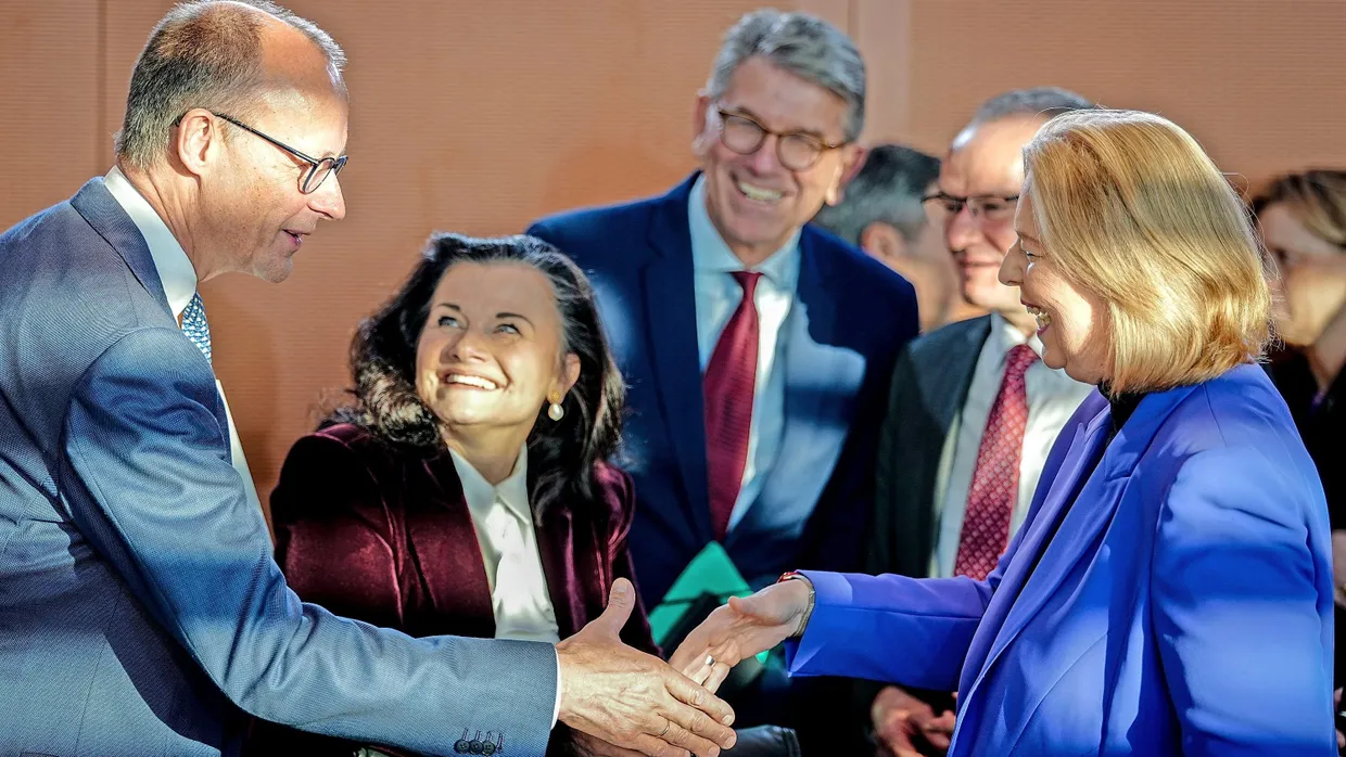 Konsens gefunden: Bundeskanzler Friedrich Merz und Bundesarbeitsministerin Bärbel Bas reichen einander die Hand.