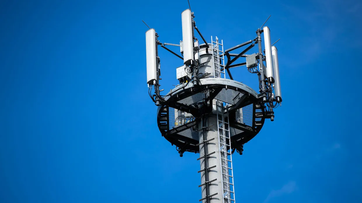 Ein Mast mit verschiedenen Antennen von Mobilfunkanbietern