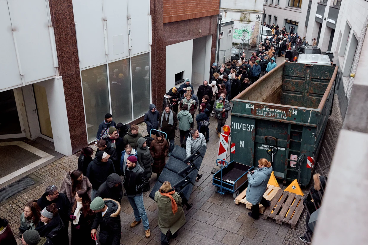 Die Schlange vor dem geschlossenen Kino ist so lang, dass das Ende nicht zu sehen ist.
