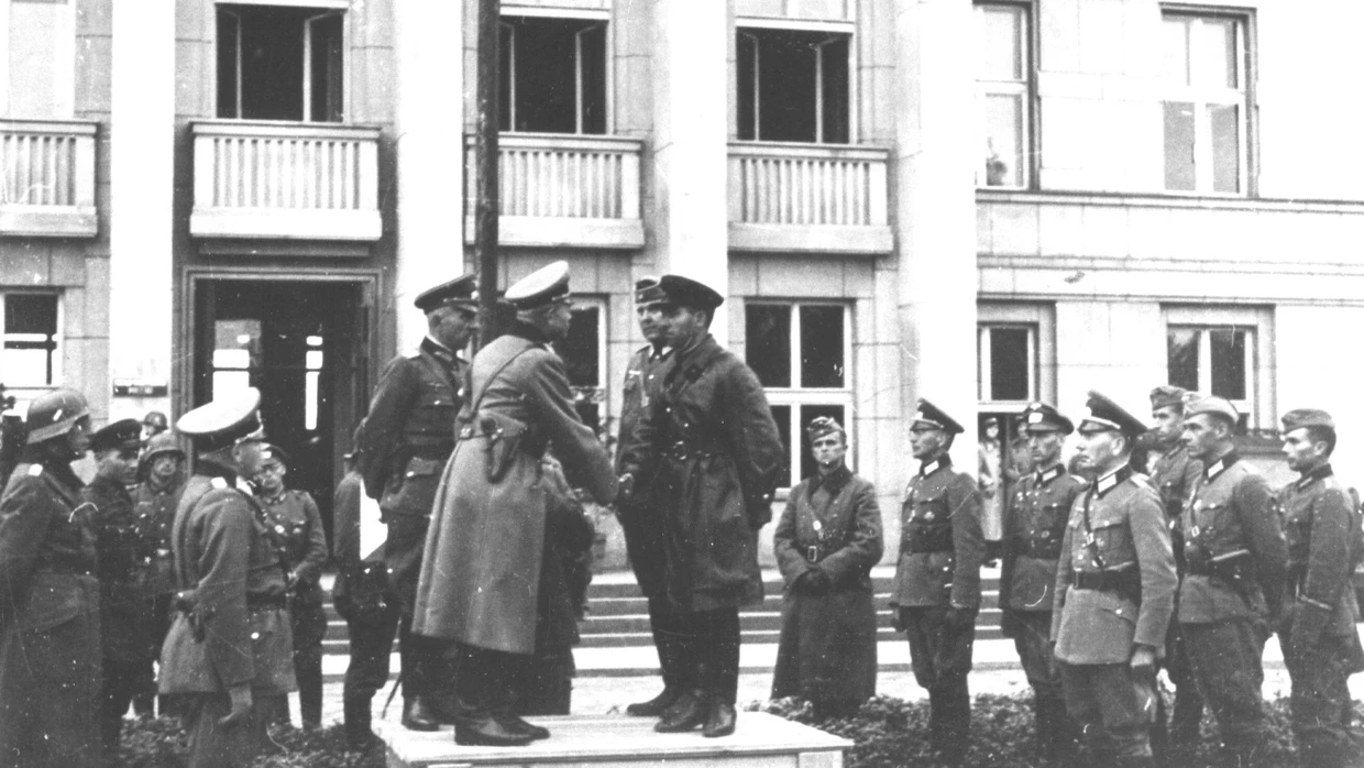 Zwei Totalitarismen geben sich die Hand: Wehrmachtskommandeur Heinz Guderian und der russische General Kriwoschin bei einer Parade zur feierlichen Übergabe des von den Deutschen besetzten Brest-Litowsk an die Russen am 22.9.1939.