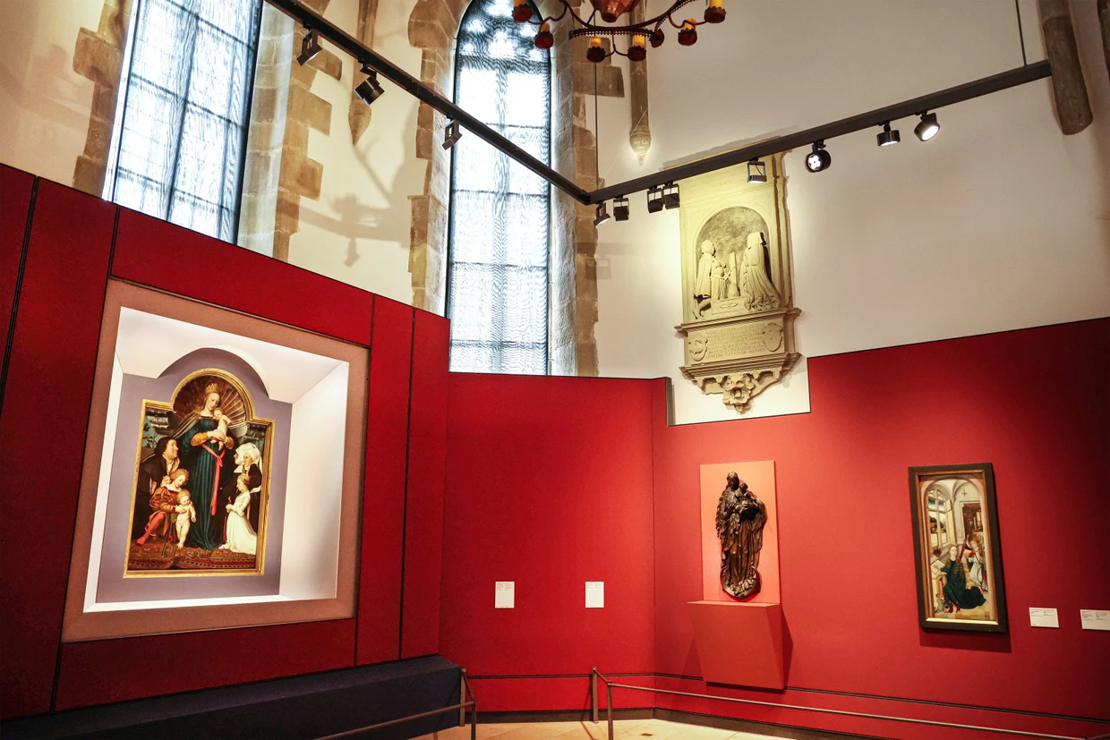 Madonnas among themselves: The hanging of Gerhard's bronze Maria, which is only 109 centimeters tall, in the choir of the Schwäbisch Hall Johanniterkirche right next to Holbein's Madonna in Darmstadt