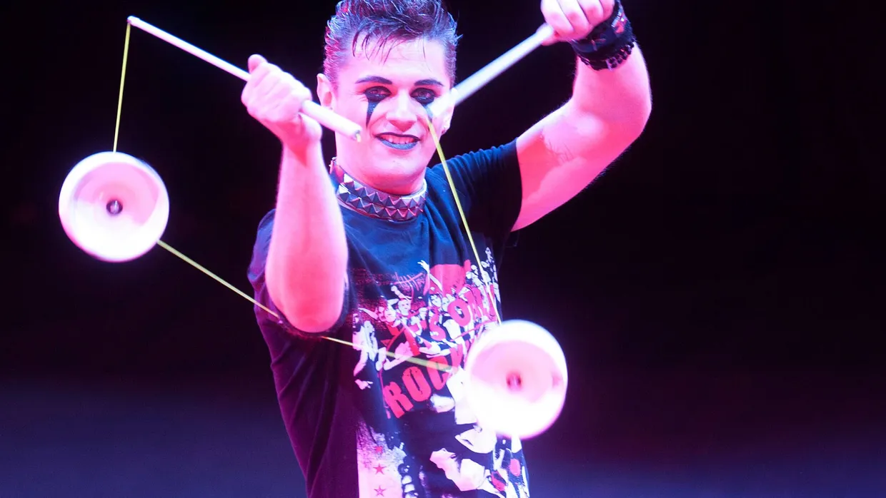 Verkreuzt: Doch der junge Diabolo-Star Georgio aus Tschechien behält die Fäden in der Hand.