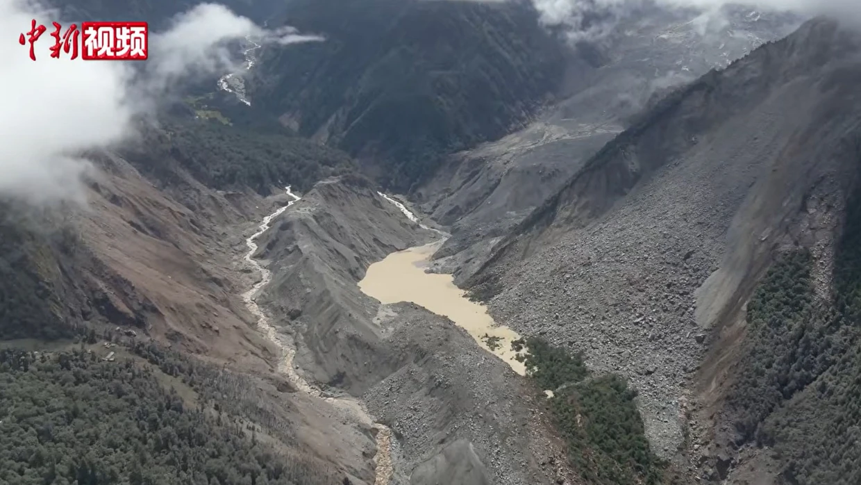 Nach der Sturzflut im Himalaya steigt die Zahl der Toten weiter.
