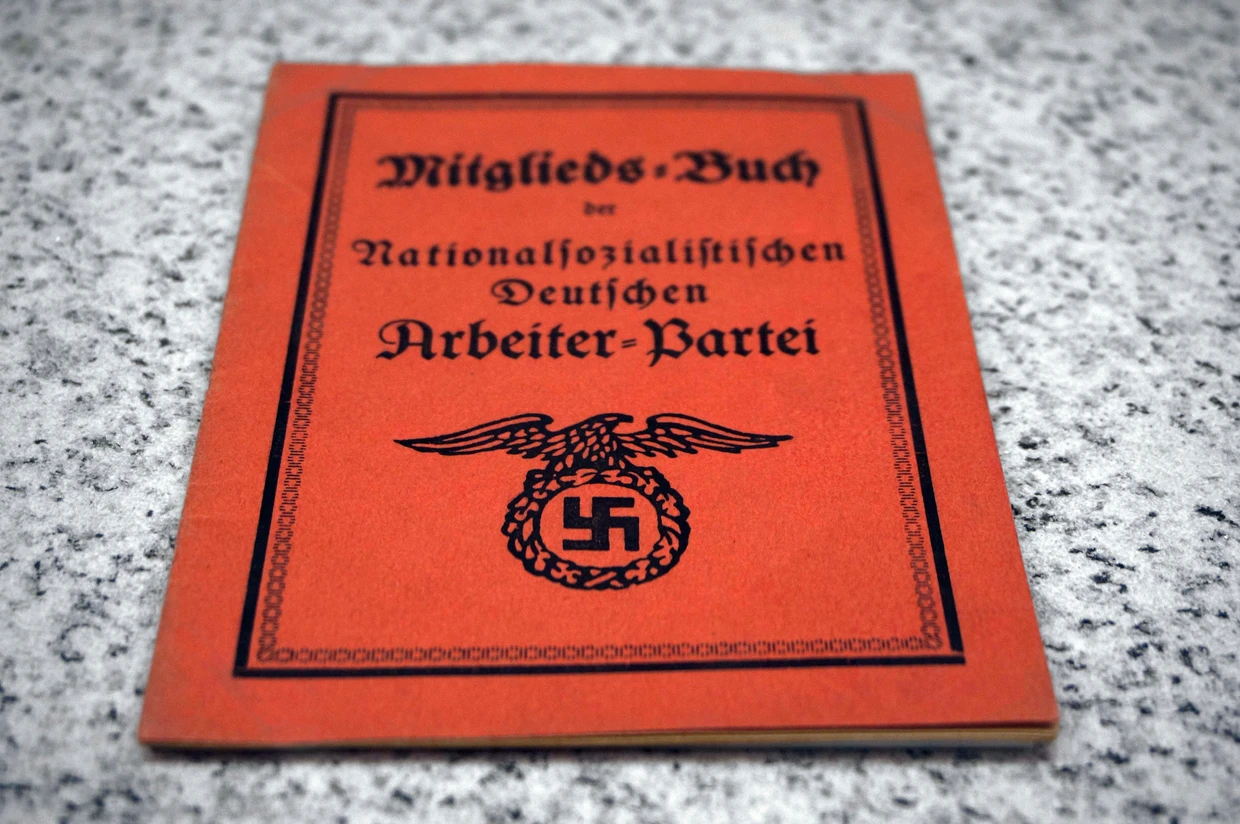 Ein NSDAP-Mitgliedsbuch, das im Deutschen Historischen Museum in Berlin liegt.
