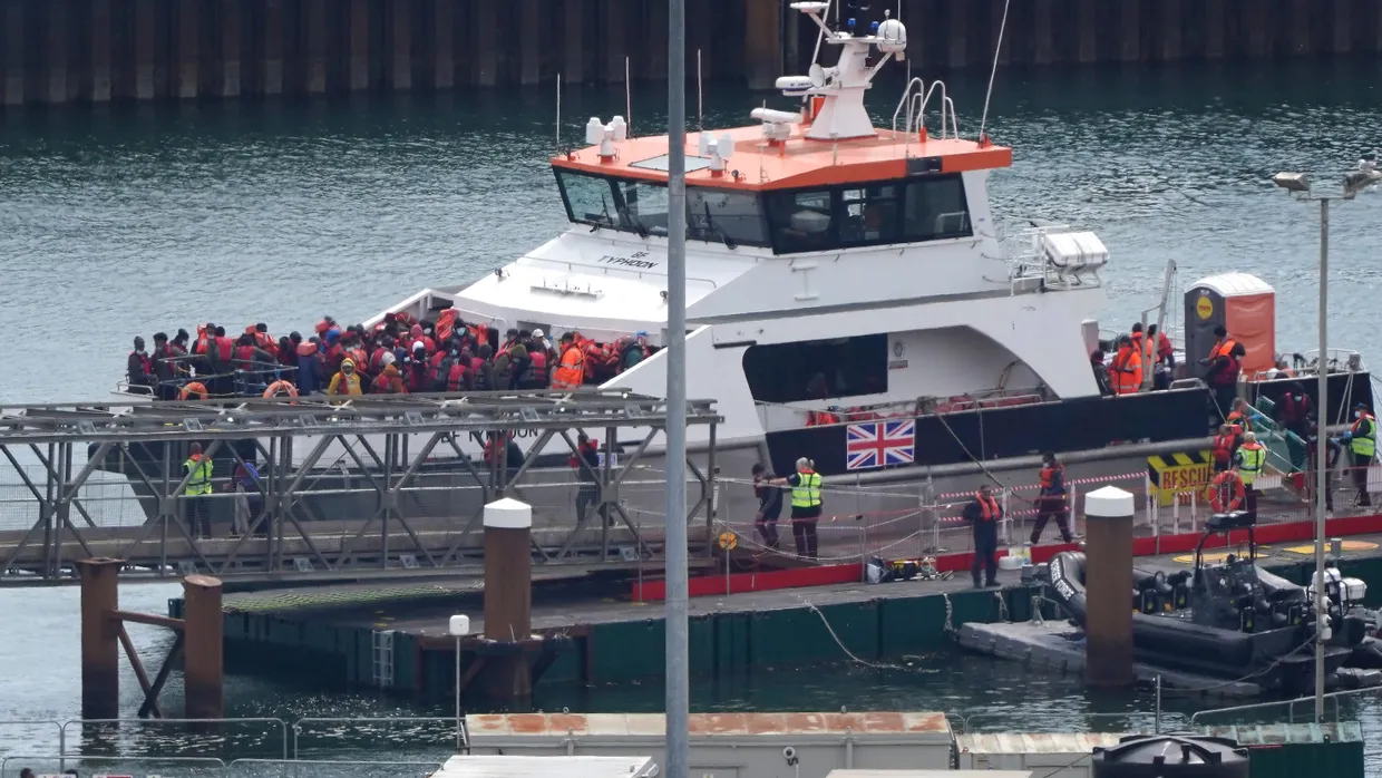 Bootsmigranten im Mai auf einem Schiff der Küstenwache in Dover